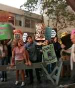 Filename=IASIP_1x02_0028.jpg
Filesize=238KiB
Dimensions=640x480
Date added=Jul 20, 2024 IASIP_1x02_0028.jpg