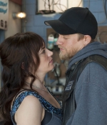 4x09_003.jpg